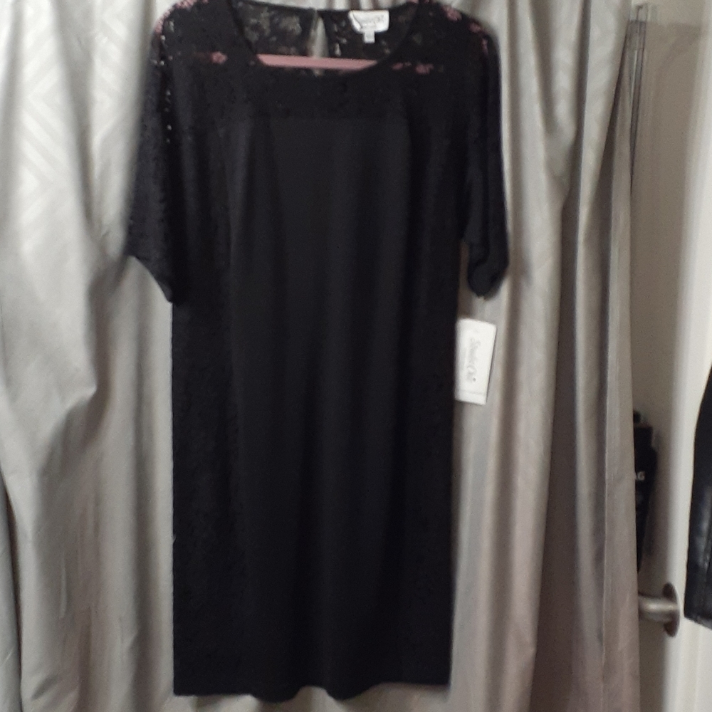 Studio chique midi dress in Black and with lace